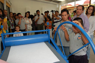 Operando el Taller de reciclado de Papel